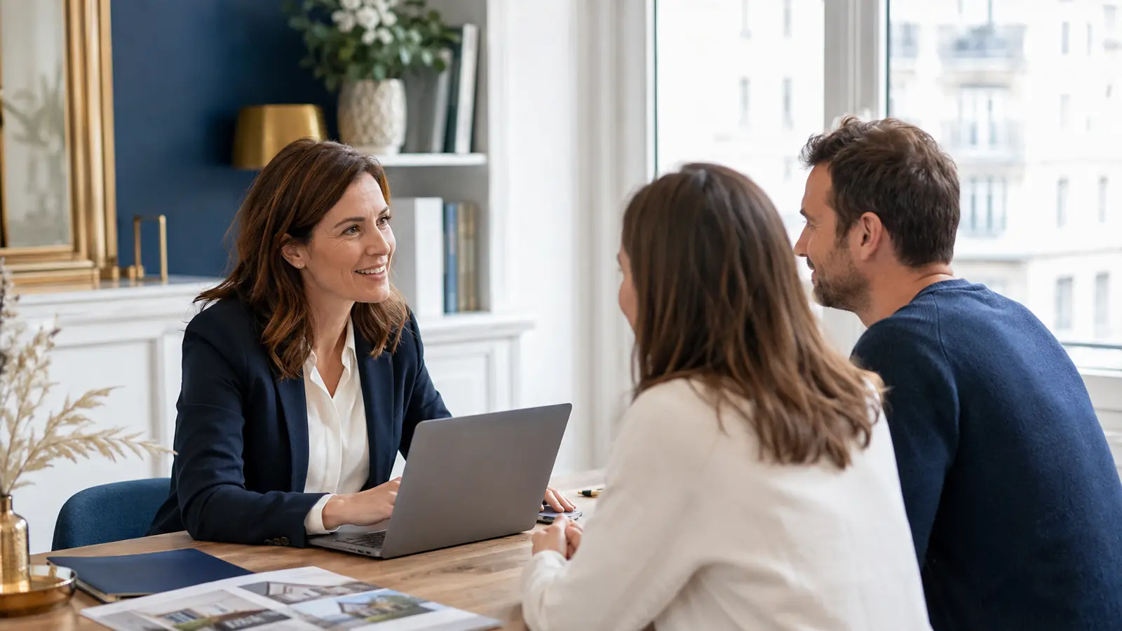 Professionnelle de l’immobilier utilisant les outils numériques avec ses clients